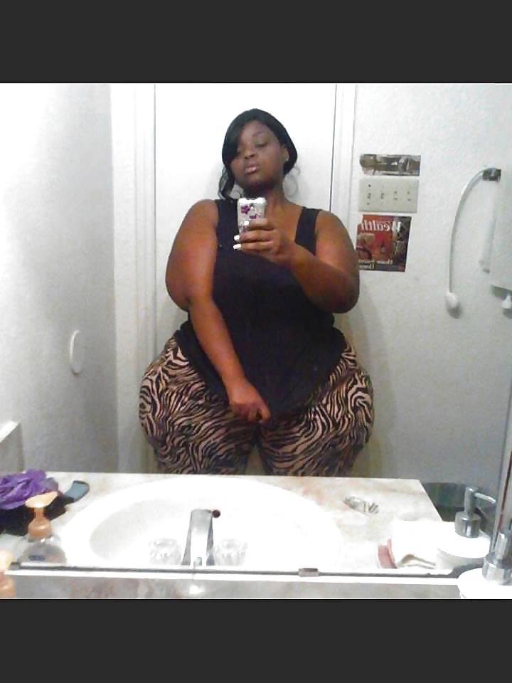 creepyunclemoe:  When the hips are eider than the bathroom door she’s just my type!