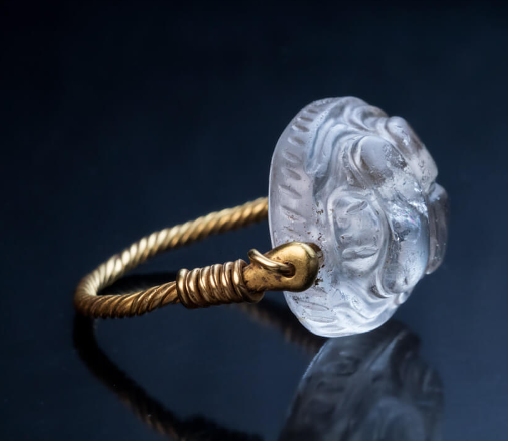 gemma-antiqua:  Ancient Greek gold and rock crystal swivel ring engraved with a snake,