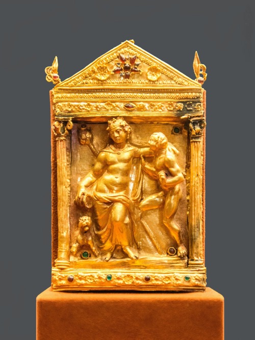 Gold reliquary with Dionysus relief. Greece