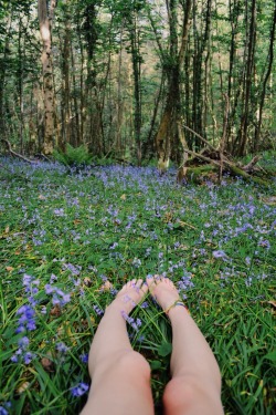 sunfl0wer-spirit:  toes entwined with flowers, divine. 