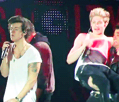 zaynsxo:  Zayn picking up Niall as if he were such a baby (ღ˘⌣˘ღ) (c)  