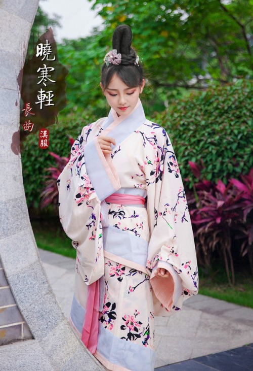 ziseviolet: Traditional Chinese Hanfu - Type: Quju/曲裾 (curved-hem robe) from 华夏粹.