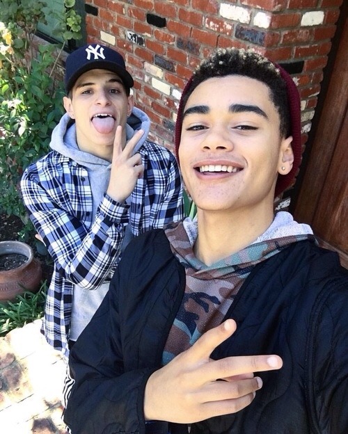 musicmxniac: I’m sORRY IM SORRY BUT IT’S AMAZING THAT THESE PICTURES ARE NO MORE THAN LIKE A YEAR OL