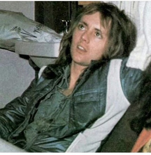 Reblog And Roger Will Come To Your Bedroom At 3 Am And Scream Into Your Ear