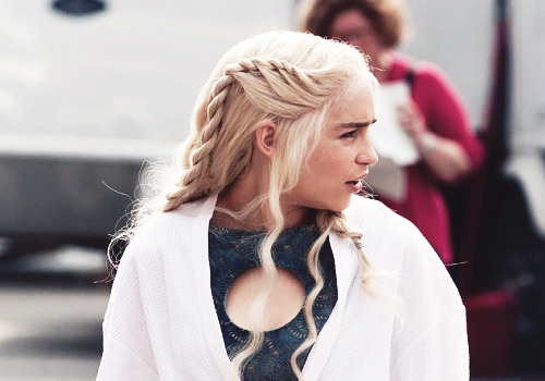 sansasnark:  Emilia Clarke filming, Croatia 27/9/13 [x] 