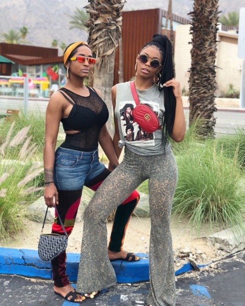 nafessawilliams Last min trips to #Coachella with @shellystyles @toityme ✌. Outfit: @saturdaydreamin