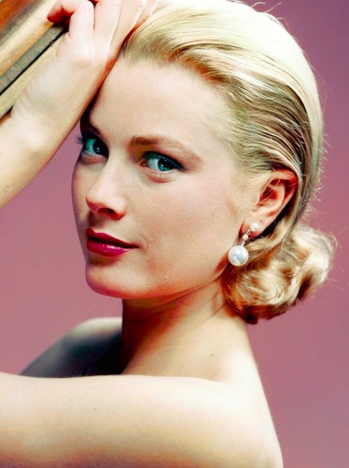 summers-in-hollywood:Grace Kelly, 1955