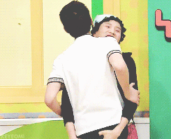 keyeomi:  Poor Jinki being groped (// ╥﹏╥//) 