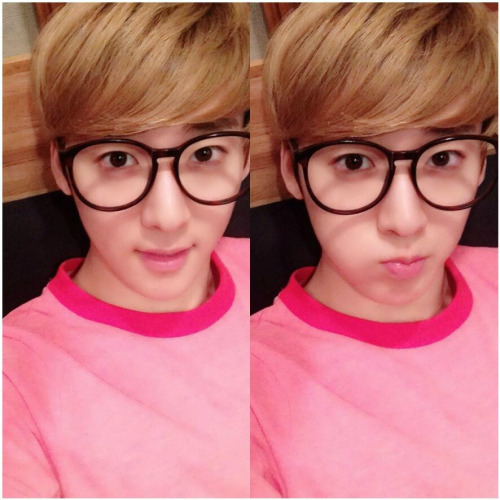 fuckyeahwoosunghyun:#UKISS5thAnniversary ♥ 기섭이 안경 뺏었지롱〜（≧∇≦） pic.twitter.com/u123Q5zu5M