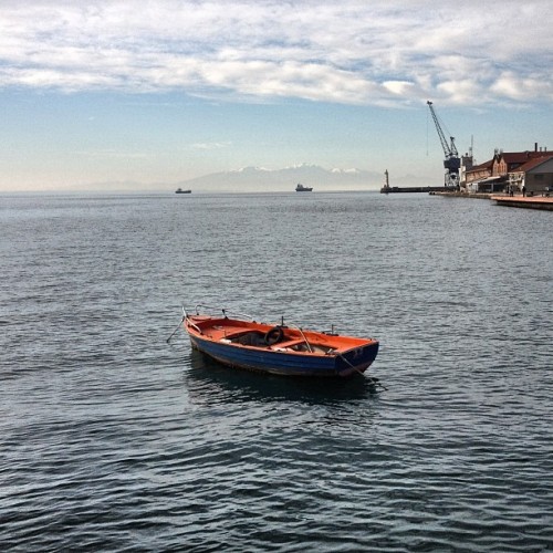 Lonely #boat home again cross the sea, to be near you, to be free #skg #thessaloniki #port #macedoni