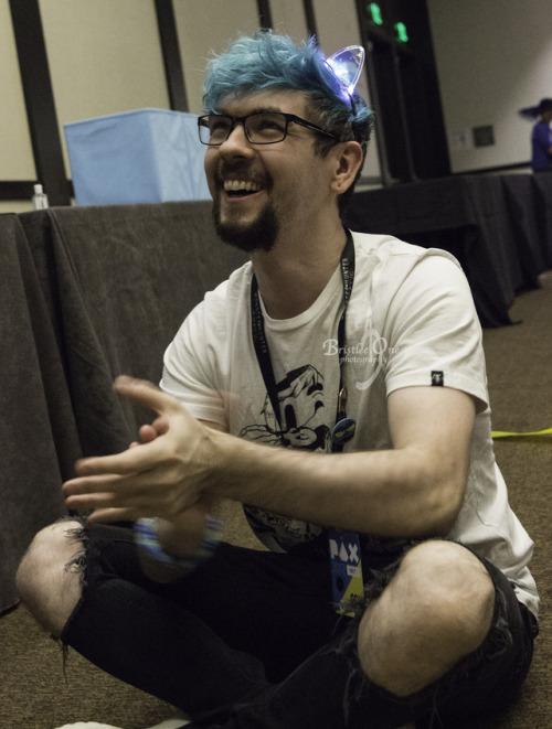 bristlee1: A very happy Jack.  He is being sung to by someone(edit) @freakybeanburrito  with a ukulele  (If someone knows who, let me know). PAX West 2017: Jacksepticeye Autograph session please do not edit or repost. Thank you 