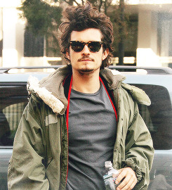 pointyearedelvishprinceling:  Orlando Bloom walking around looking very sexy ~ requested