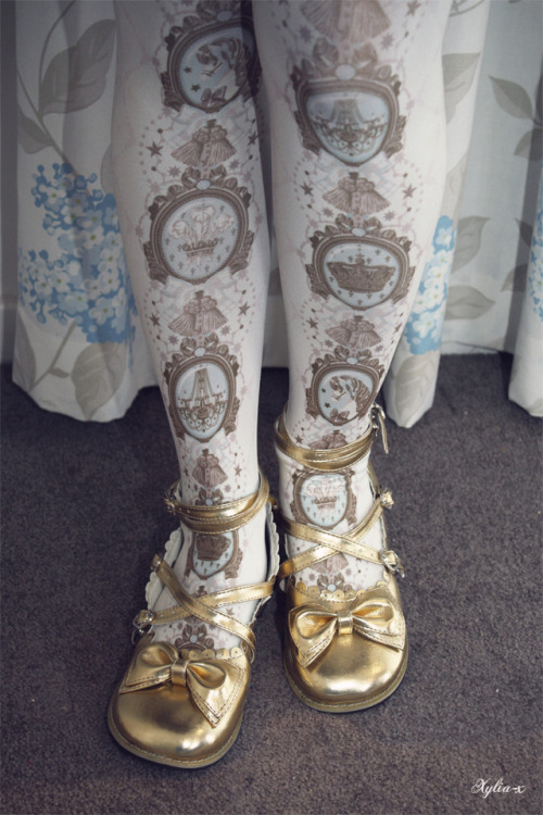 xylia-x:  Melbourne blessed us with a chilly spring weekend so I decided to wear my Royal Unicorn OP. There’s something really charming and cosy about babydoll cuts! 