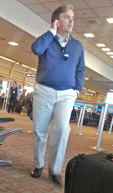 dilferotica: I love daddyhunting at airports, and this dad bod was primed for capture.