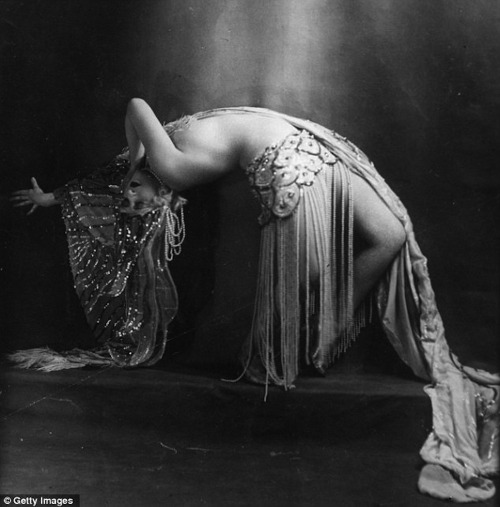 hauntedbystorytelling:Folies Bergère dancer, 1925