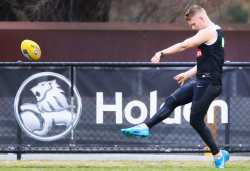 giantsorcowboys:  Manly Monday In TightsAdam Treloar Gets Back Into Training By Getting Back Into Skin-Tight Lycra!Sexy As A Magpie, Baby!