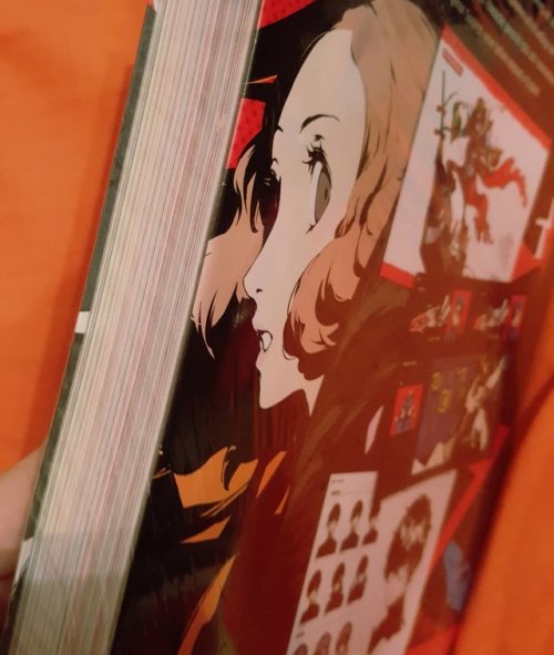 Size comparison between Persona 5 and Persona 4 artbooks.The P4 book isn’t thin by any means, the P5