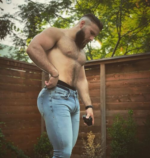 giantsorcowboys:Manly Monday Let Lee Medders Be Your Muse To Mold Massively Muscular Hindquarters. T