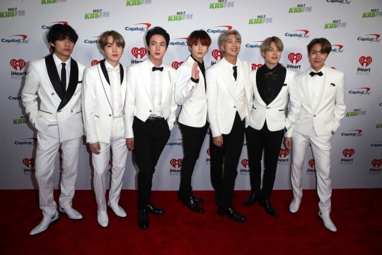 BTS es la boy band mejor vestida del mundo, y estos 16 looks lo demuestran