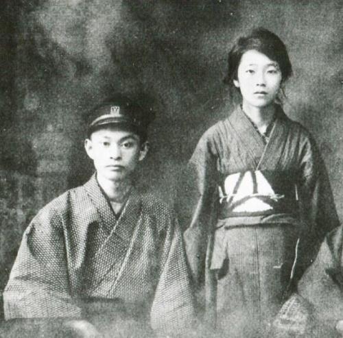 Yasunari Kawabata (left) and Hatsuyo Ito (right), 1921.
