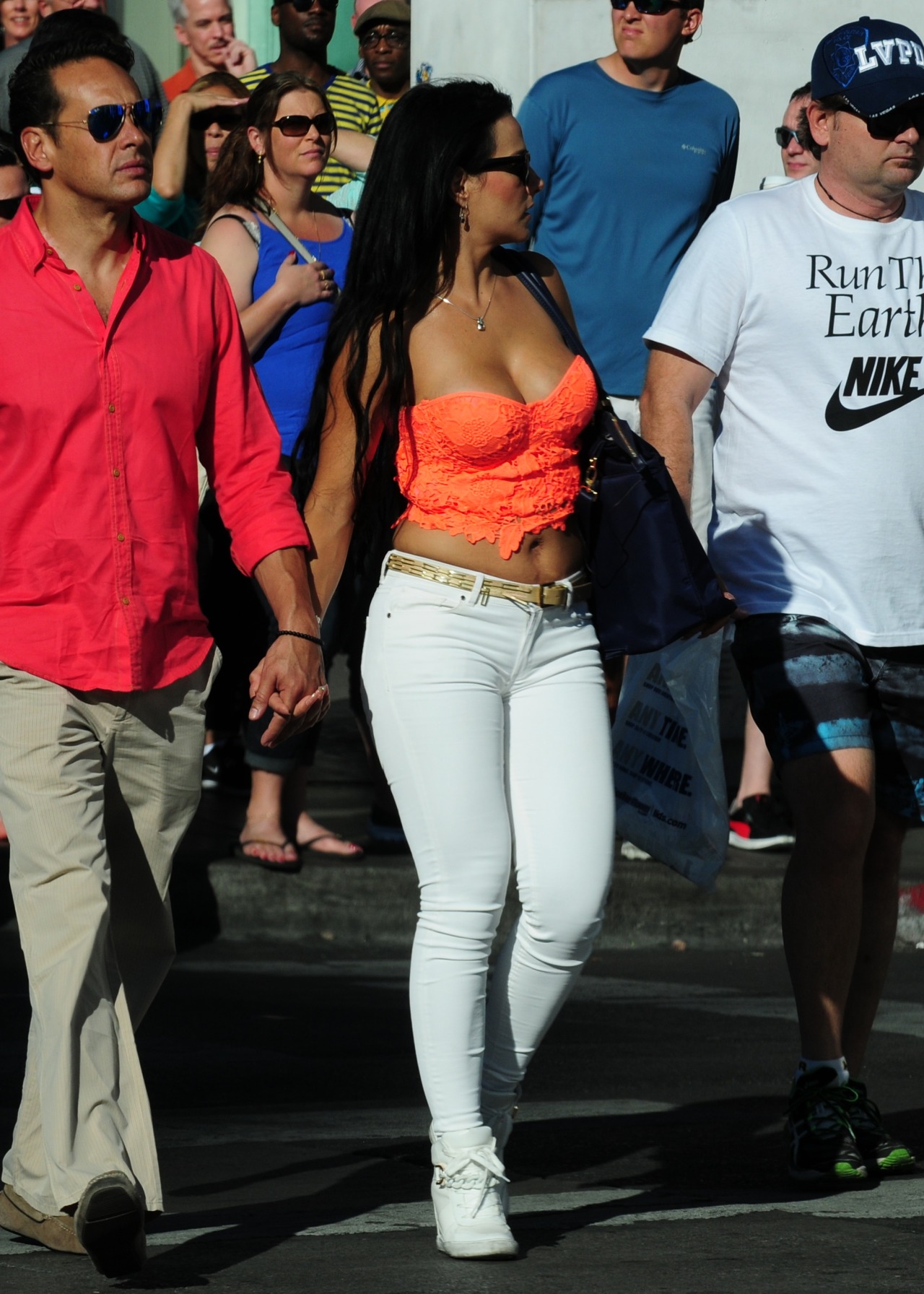 I like the veins in her massive mammories.