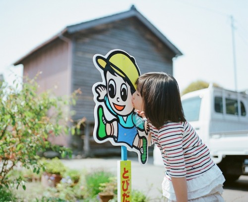 ride5group:  What we love: The Kiss Me Please Project by Nagano Toyokazu. The Japanese photographer snaps adorable photos of his family, including four-year-old Kanna. She shows us that some of life’s most complicated matters of the heart can be solved