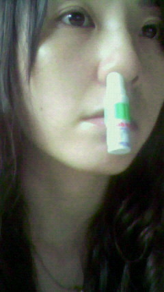 mercimademoiselle:  友人からのタイ土産のメンソールスティック。鼻から吸ったり目尻に塗ったり、スースーして頭冴えます。台本読むのに集中力を高めるため最近よく使ってる。現地の人達はこうやって直差しで歩いてるらしい(マジ)
