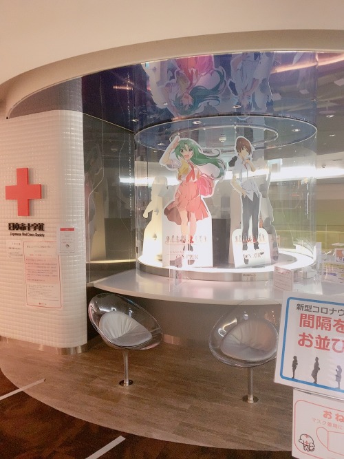 In a bizarre show of advertising, life-size cut-outs of the “Higurashi” characters have been housed 