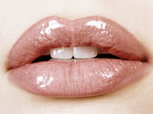 mindymaygan:  YOU GUYS. I legitimately stumbled upon the best natural Lip Enhancer. Thank me later!  Read here: http://mindywhite.buzznet.com/user/journal/19336721/best-lip-enhancer/