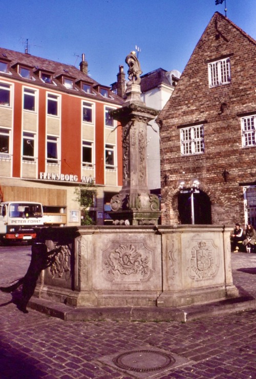 Brunnen mit einem schwarzen Hund, Flensburg, Schleswig-Holstein -  Springvand med en sort hund, Flen