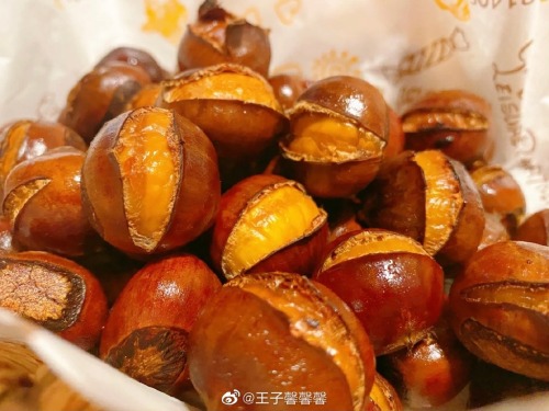 local snacks for chinese people in autumn and winter ◇ 烤红薯 roasted sweet potato◇ 糖炒栗子sweet fried che