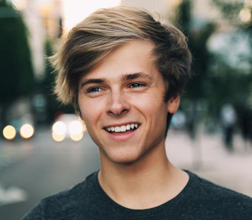 lxkekorns:lukekorns: Hey guys, I’m . x