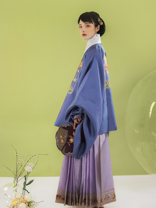 fouryearsofshades:hanfugallery:chinese hanfu by 裳宫语Fish, gate, and dragon; this puzi represents the 