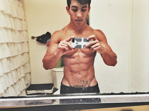 bbbgxoxo:  dem-kane-tho:  oahu braddah is damn finePart 1  I’d take you and your 2 friends lol what like action cuzz ;)!!!