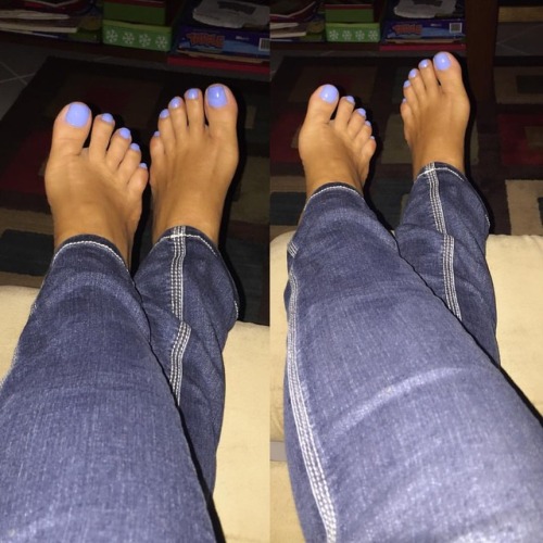 Never thought I would ever ever wear this kind of color but I think I’m liking it lol #prettyfeet #prettytoes #footfetishnation #footlovers #barefeet