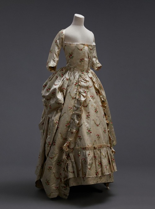 Robe à l’anglaise ca. 1780From the China Silk Museum