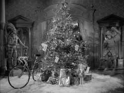 torontocrow:  addams family xmas tree 