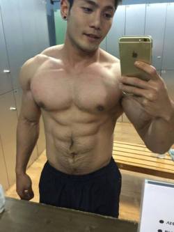 evianguy:  Hawt Asian Stud!