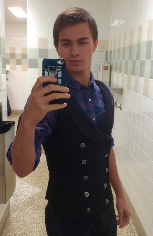 deviantseer:  Actually liking my clothes and my face today 😁 
