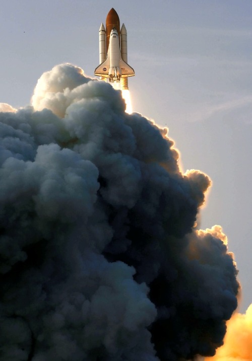 space-pics:  Space Shuttle Endeavour and its seven-member STS-118 crew head toward Earth-orbit and a scheduled link-up with the International Space Station in 2007. [2091 × 3000]