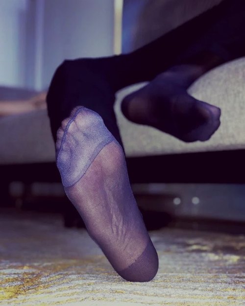 #gay #lgbt #menlove #menfeet #blacksocks #gaysocks #sheersocks #bluesocks https://www.instagram.com