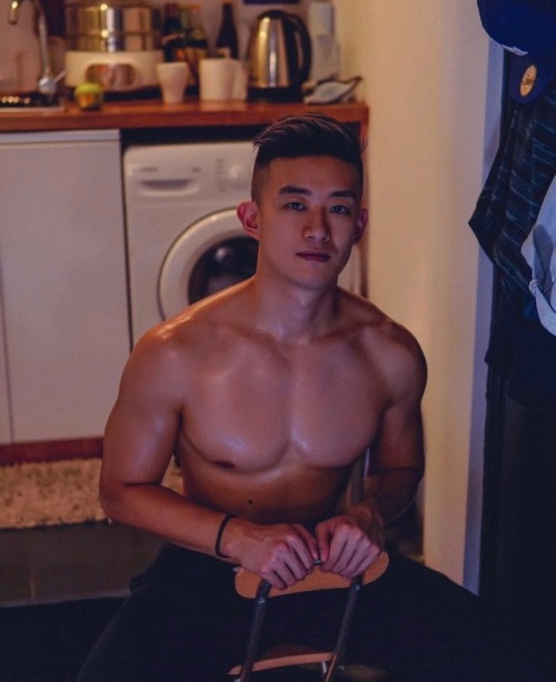 hkgay1990: benloveyou: dls-dllm: 又係佢呀 短j  佢好細條嫁#hk #gay #屯門