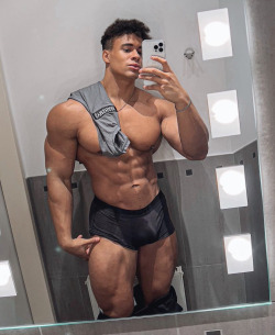 musculargodsamongmen: Onome Egger  