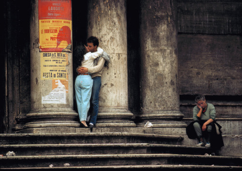  Lovers at a church next to Fontana di Trevi. 1984Thomas Hoepker 