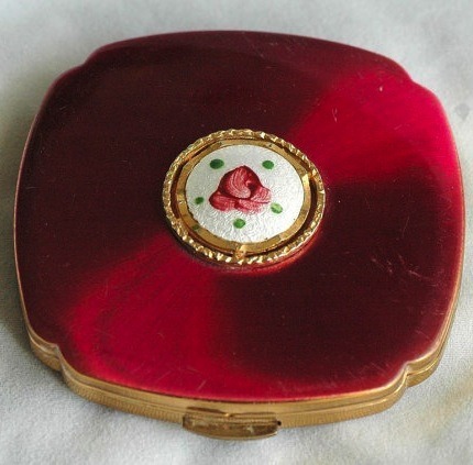 zynab1929:  vintage Kigu powder compacts 