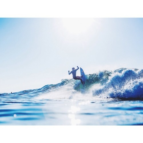 surfandbefree:  http://surfandbefree.tumblr.com Lakey ph. Willie Kessel 