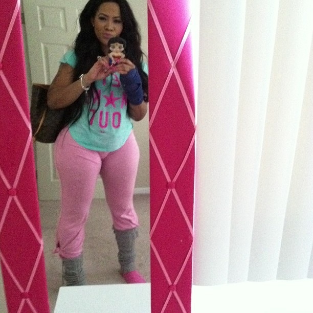 bighrd2:  allthickwomen:  London Charles  nice curves.