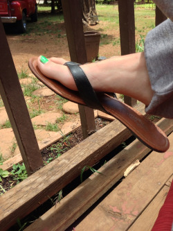 sandalsandspankings:  Nice black thong sandal.