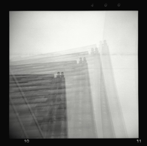 lomomiket:  Hochhaus. Holga 120 + Rollei 400, Mehrfachbelichtungen