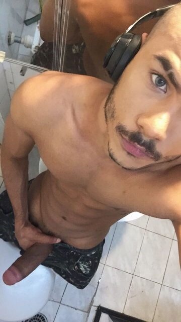 blackpanther69:  latinocaliente:    Daaamn yo, I think I’m in love! That dick,